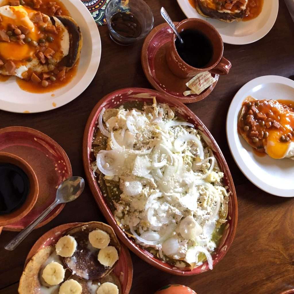 Variedad de platillos en mesa con café