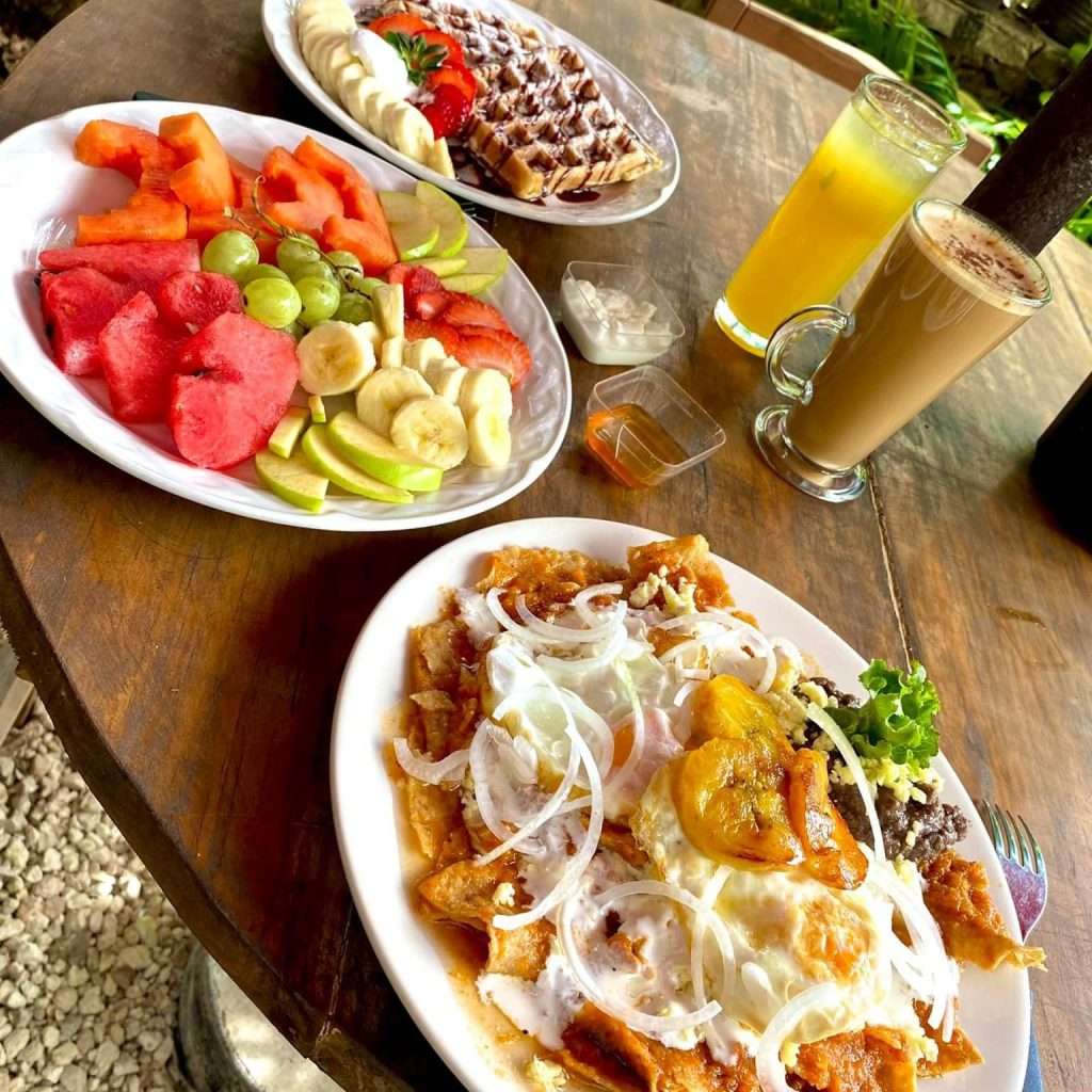 Desayuno, postres y plato de frutas con bebidas