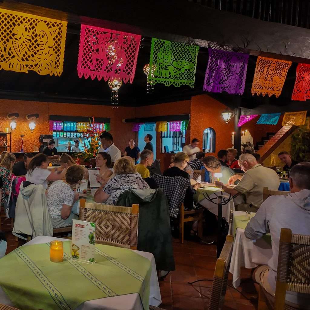 gente en restaurante Maya Cañada