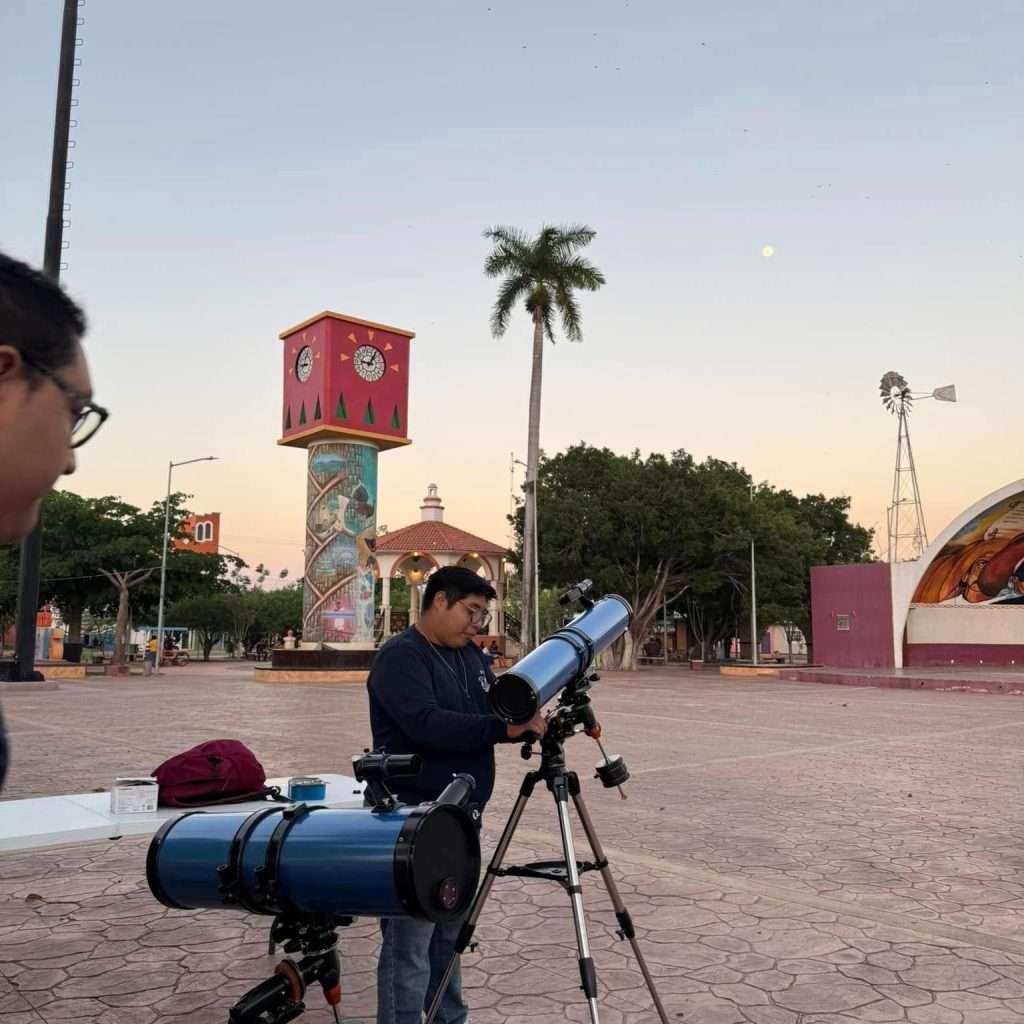 Personas con telescopio en el parque de José María Morelos, Quintana Roo