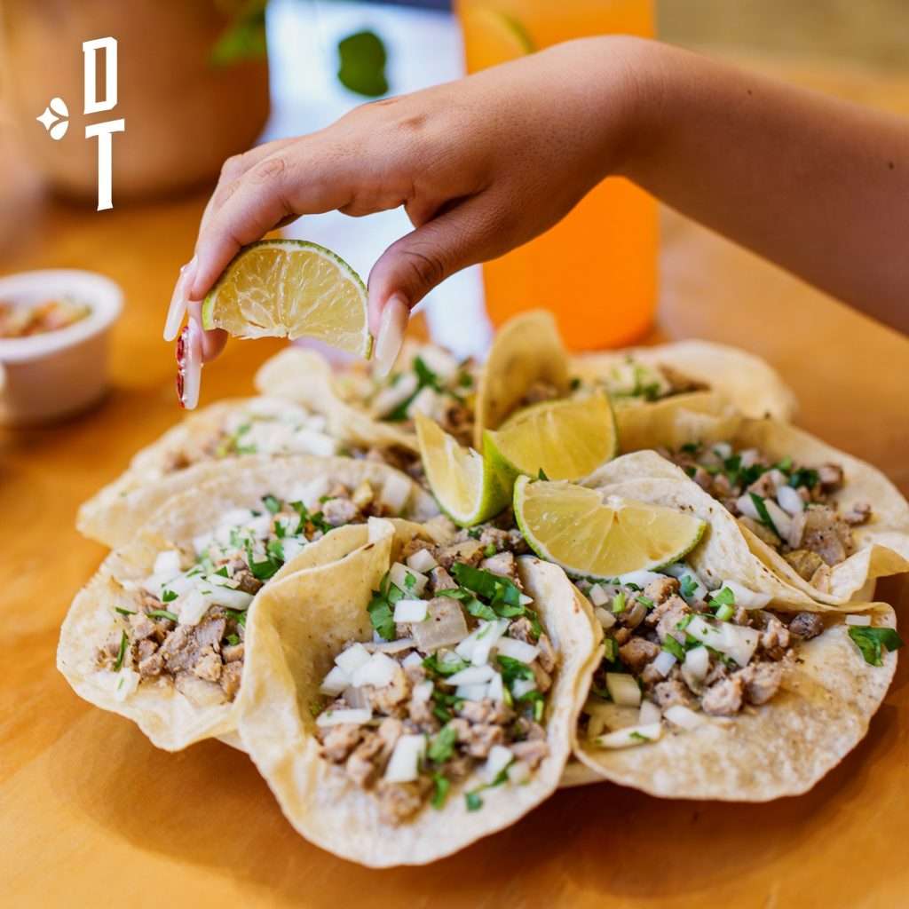 Platillo de 8 tacos de carne asada con limón