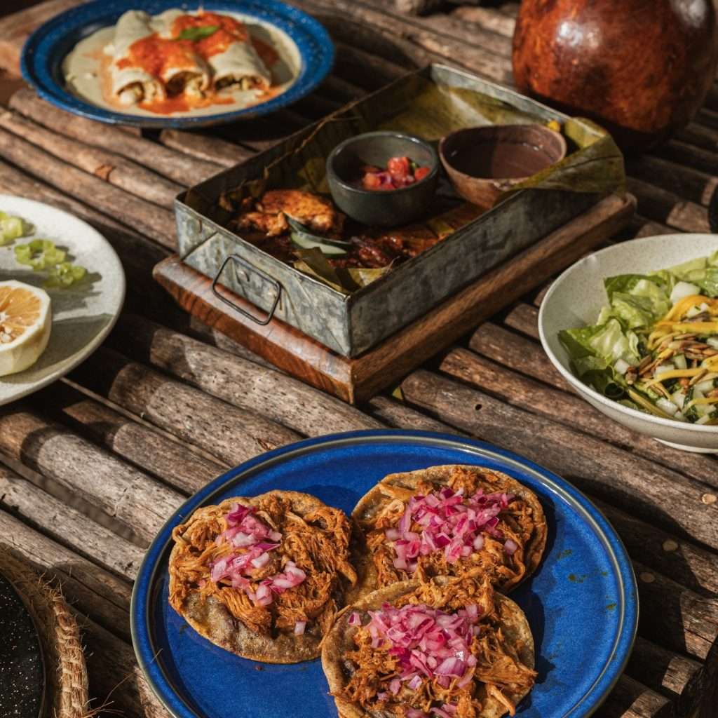 Diversidad de platillos típicos Yucatecos en mesa de varias maderas
