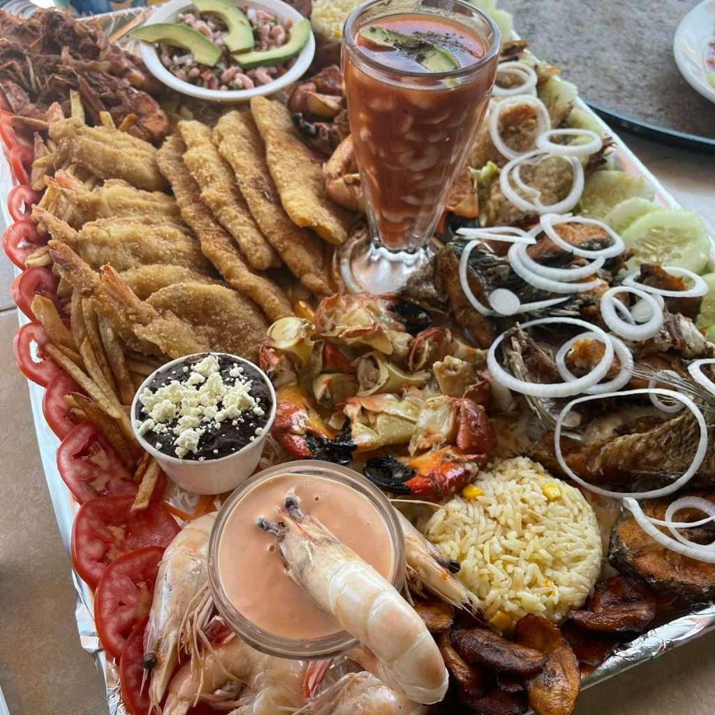 Mariscada con camarones, coctel de camarón, ceviche, camarones empanizados, en charola con tomate y pepino