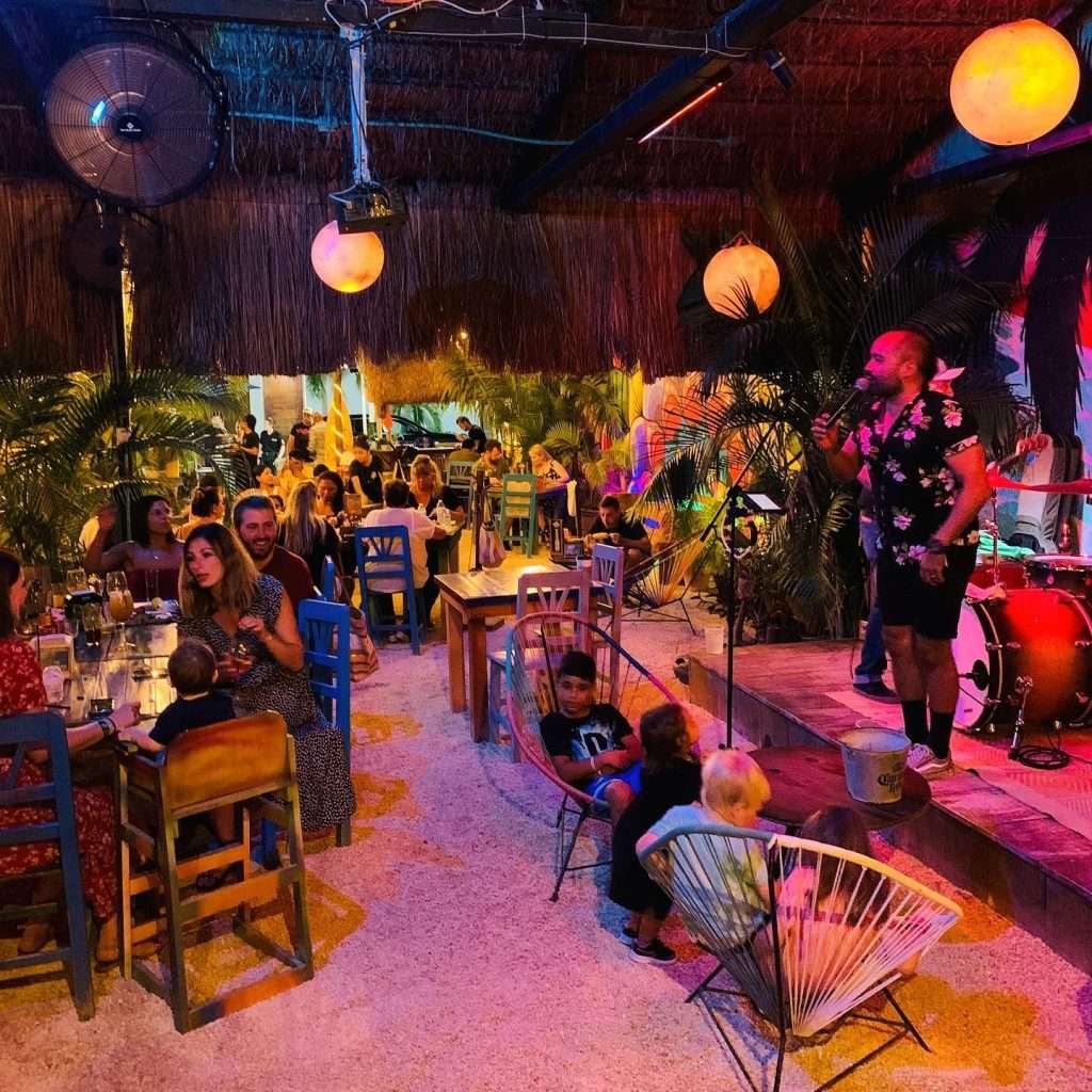 interior de restaurante Zitla con grupo musical y varias personas sentadas en mesas comiendo