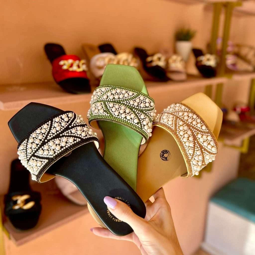variedad de zapatos de dama colores negro, verde y café
